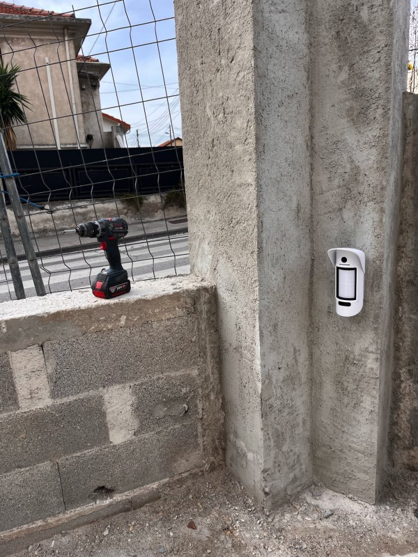 installateur d’un système d’alarme extérieur, sans fil, sans abonnement pour sécuriser les matériaux et outils d’un chantier de construction à Marseille en PACA