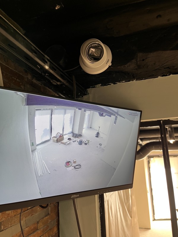 installateur pour un système de vidéo-protection avec caméra pour le futur atelier de confection florale avec l'écran qui leur permettra de garder un oeil sur le magasin 