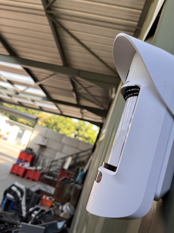 Installateur pour la pose d'un système d'alarme intrusion interieur et extérieur avec caméras de vidéo surveillance IP 4K connectées pour une entreprise de recyclage à Gemenos près d'Aubagne en PACA
